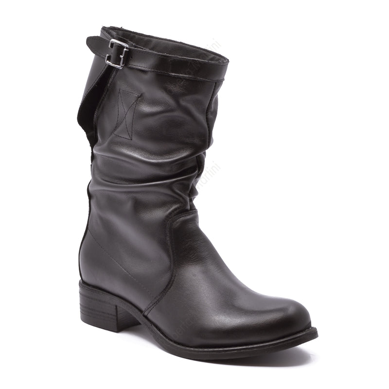 Rosiger schwarzer Wadenstiefel