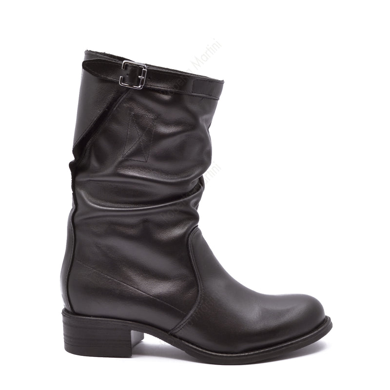 Rosiger schwarzer Wadenstiefel