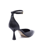 Schwarze Riemenpumps von Yasmin