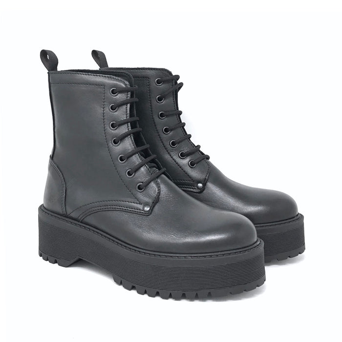 Amphibische Bikerin Paoline Black Calf