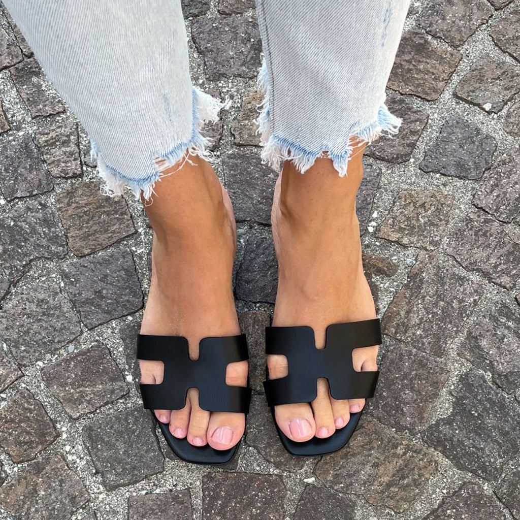Schwarze flache Pariser Sandale