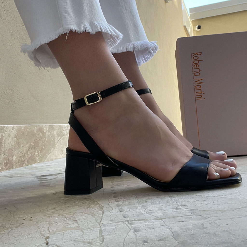 Asia Sandale mit schwarzem Riemen